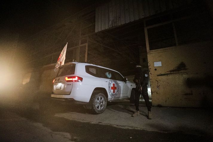 Hamas-liðar hafa afhent átta lík til Ísraela en eitt þeirra er ekki af ísraelskum gísl.