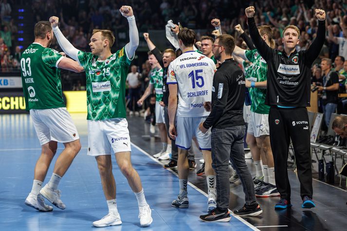 Mathias Gidsel og félagar í Füchse Berlín fagna í sigurleiknum á móti Gummersbach í kvöld.