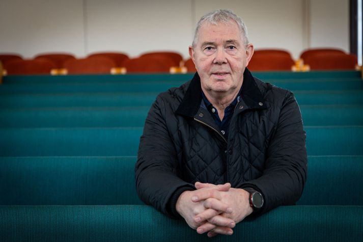 Saga Jóhannesar Hilmarssonar snertir hjörtu. Margar fjölskyldur geta samsvarað sig við drykkju- og batasöguna hans en sárast er líka að heyra um sonarmissinn eða þegar eiginkonan hætti að anda yfir miðjum Norðursjónum á leið í starfsmannaferð erlendis. Jói viðurkennir að hafa spurt Guð þá, hvað væri verið að reyna hann í.