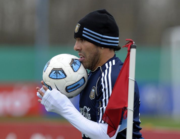 Carlos Tevez verður í fremstu víglínu með Lionel Messi sér við hlið þegar Argentínumenn mæta Bólivíu í opnunarleik Copa America sem fram fer í kvöld.