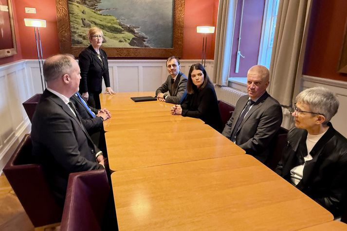 Frá afhendingu skýrslunnar.