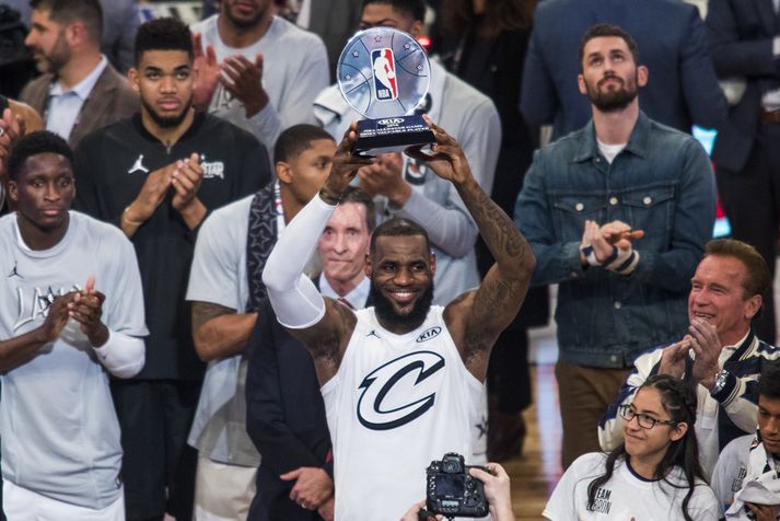 LeBron með verðlaun sín fyrir að vera valinn besti leikmaður stjörnuleiksins.