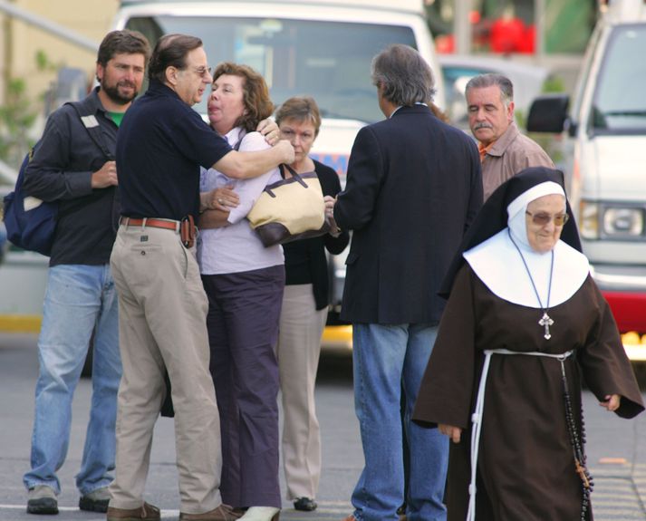 Líf Pinochets hangir á bláþræði en kaþólska kirkjan hefur veitt honum syndaaflausn með síðustu smurningu.