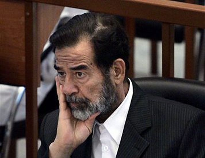 Saddam Hussein í réttarsal.