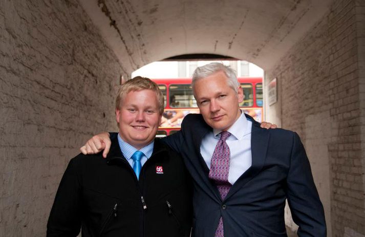Sigurður (t.v.) með fyrrverandi samstarfsmanni sínum hjá Wikileaks, Julian Assange.