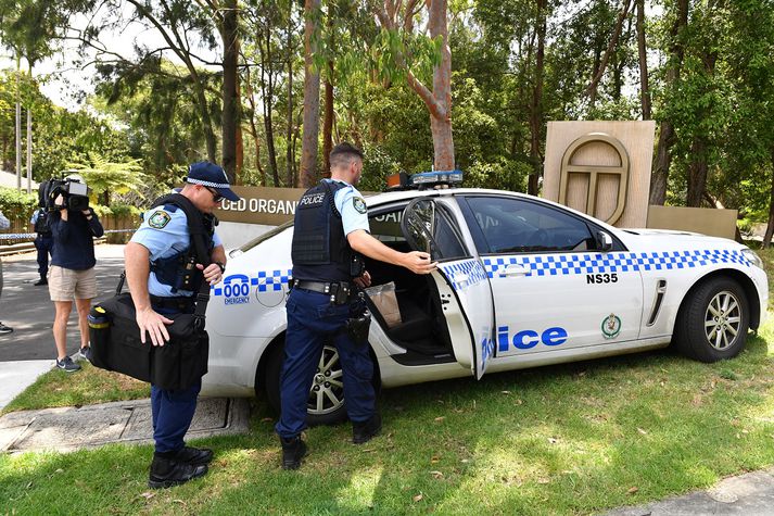 Lögreglan á vettvangi við höfuðstöðvar Vísindakirkjunnar í norðurhluta Sydney.