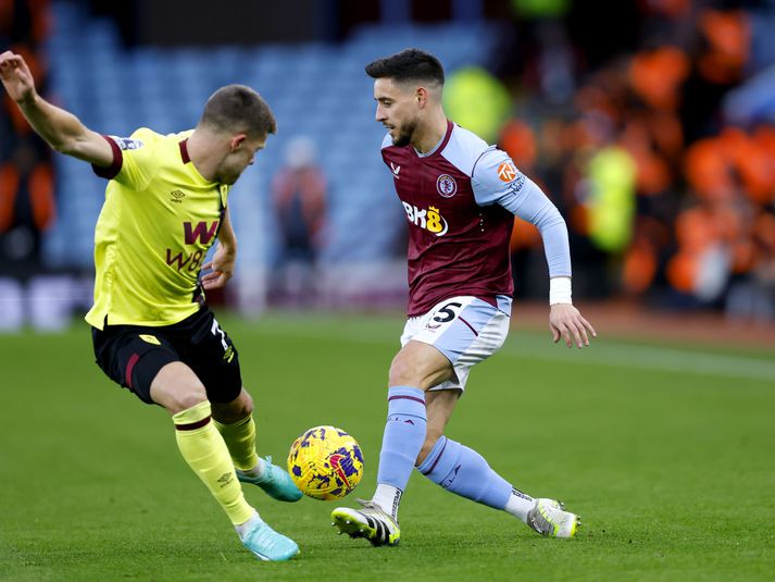 Jóhann Berg var í byrjunarliði Burnley í dag og sést hér í baráttunni við Alex Moreno leikmann Aston Villa.