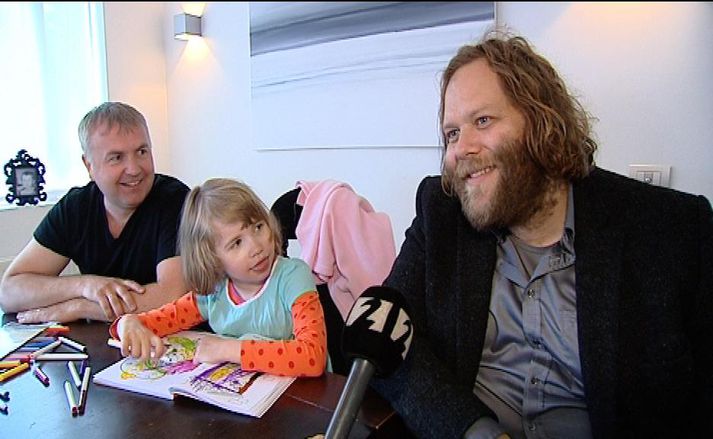 Sunna Valdís, sjö ára og Ólafur Darri eru miklir vinir og hleypur hann fyrir Sunnu í Reykjavíkurmaraþoninu á morgun.
