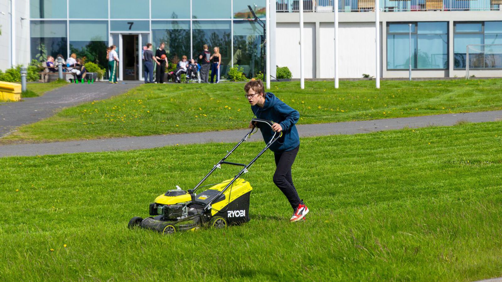 Bjart og þurrt þegar þjóðin gengur að kjör­borðinu
