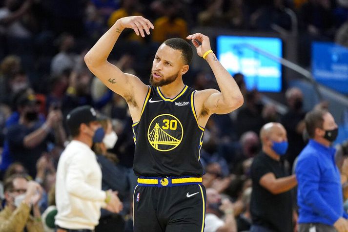 Stephen Curry fagnar í sigrinum gegn Utah Jazz í gær.