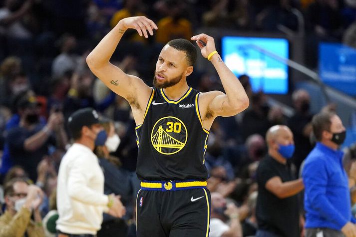 Stephen Curry fagnar í sigrinum gegn Utah Jazz í gær.