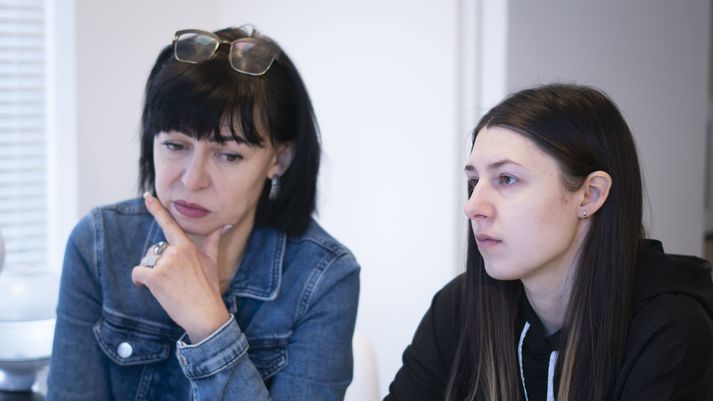 Mægðurnar Anna Dymaretska og Olena Zablocka verja lunganum úr hverjum degi við símann, í sambandi við vini og vandamenn heima í Úkraínu.