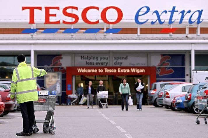 Í bretlandi Á meðan verð á matvörukeðjunni Tesco og sambærilegum félögum lækkaði, hækkaði Landsbankinn bókfært verð Iceland Food Group.Nordicphotos/AFP