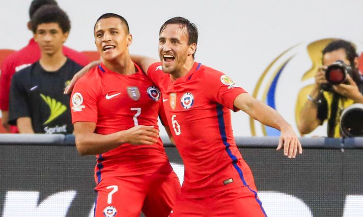 Leikmenn Síle fagna í nótt.