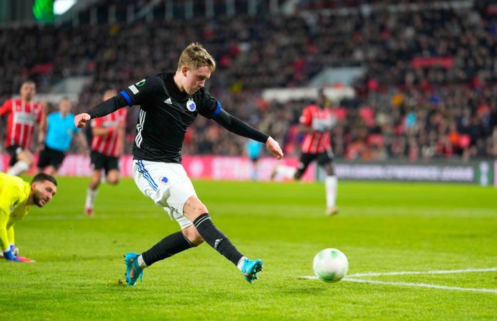 Ísak Bergmann Jóhannesson var óheppinn að skora ekki annað mark í leiknum eftir að hafa leikið framhjá markverði PSV en skotið var varið af varnarmanni á marklínunni.