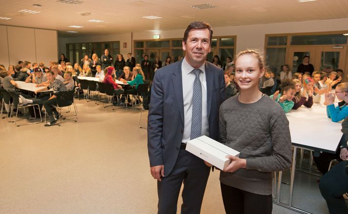 Alexandra Björg Magnúsdóttir og Ármann Kr. Ólafsson við afhendingu fyrstu spjaldtölvunnar í Kópavogi.