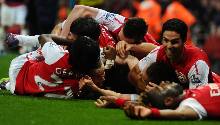 Leikmenn Arsenal fagna hér sigurmarkinu í kvöld.