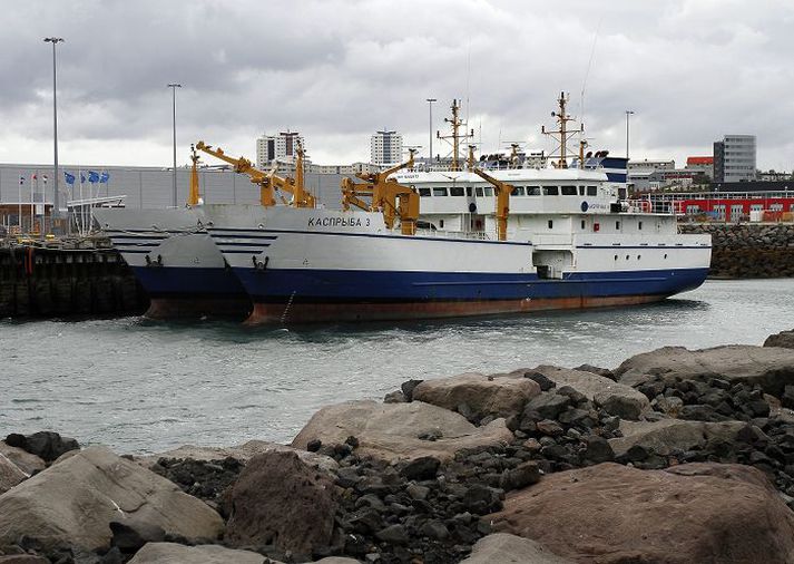 Japönsk túnfiskveiðiskip í Sundahöfn 2011.