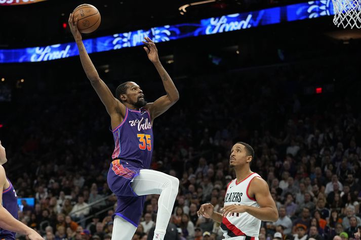 Kevin Durant býr sig undir að troða boltanum í körfuna í leik með Phoenix Suns.