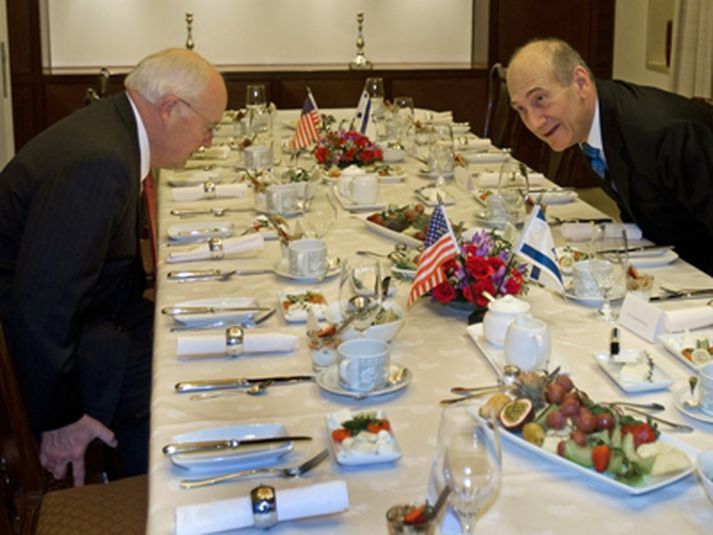 Cheney og Olmert setjast við morgunverðarborðið í morgun.