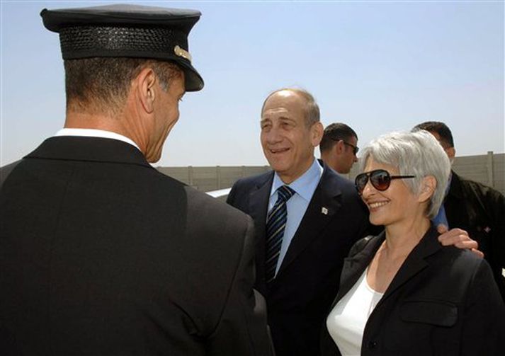 Olmert ásamt konu sinni við komuna.