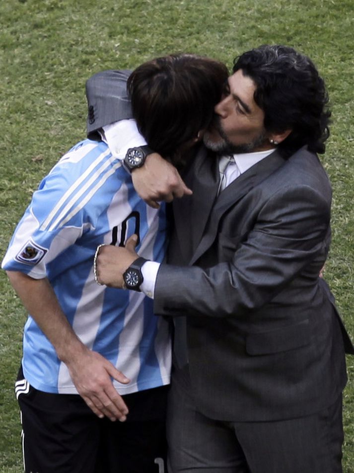 Maradona kyssir hér Messi. Hann er duglegur að kyssa leikmenn sína en segist þó ekki vera hommi.