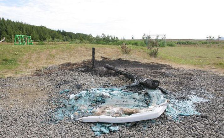 Leifar Kamarsins Útikamarinn í Sólbrekkuskógi var brenndur til kaldra kola um helgina.