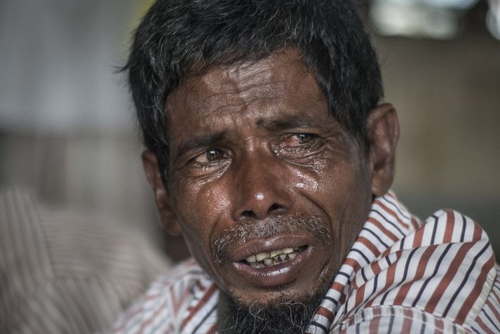 Flóttamaður í Bangladess syrgir dóttur sína sem fórst á flótta.