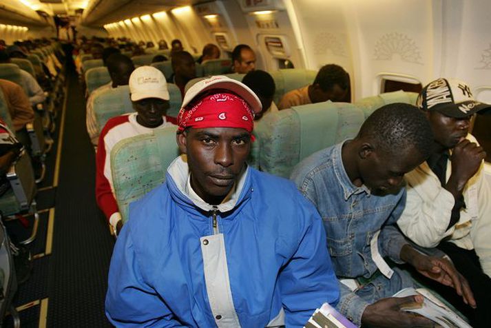 Sendir heim. Gríðarlegur kostnaður fylgir því að senda ólöglega innflytjendur til síns heima á ný og er það að hluta til ástæða þess að margir þeir sem inn í landið komast á annað borð eru að mestu látnir í friði.