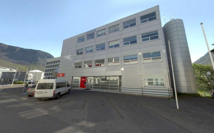 Bílastæðin umræddu fyrir framan Stjórnsýsluhúsið á Ísafirði þar sem lögreglustöðin er nú til húsa.