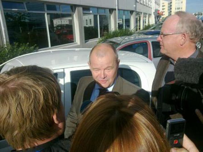 Sigurður gaf sér tíma til þess að ræða við fréttamenn þegar að hann kom til yfirheyrslu í morgun.