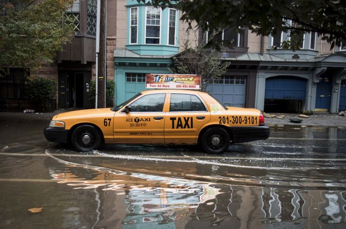 Vatn hefur flætt um götur New York eftir að Sandy gekk þar um.