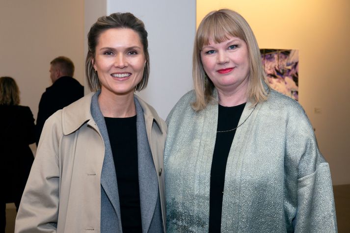 Kristrún Frostadóttir forsætisráðherra og Katrín Elvarsdóttir listakona í fjöri á sýningaropnun á Listasafni Reykjavíkur. 