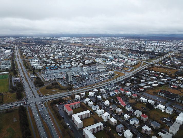 Neðri tekjumörk á ári í húsnæði þar sem er einn heimilismaður eru tæplega 3,9 milljónir á ári sem svarar til 324 þúsund króna á mánuði.