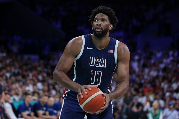 Joel Embiid var ekki í miklu uppáhaldi hjá frönskum áhorfendum á leik Bandaríkjanna og Serbíu.