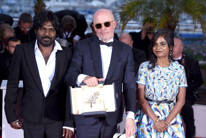 Hér eru Jesuthasan Antonythasan aðalleikari, Jacques Audiard leikstjóri og Kalieaswari Srinivasan leikkona í Dheepan með gullpálmann í Cannes.