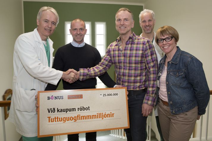 Eiríkur Jónsson yfirlæknir, Gunnar Ingi Sigurðsson, framkvæmdastjóri Hagkaups, Guðmundur Marteinsson, framkvæmdastjóri Bónuss, Rafn Hilmarsson þvagfæraskurðlæknir og Lilja Stefánsdóttir, framkvæmdastjóri skurðlækningasviðs.