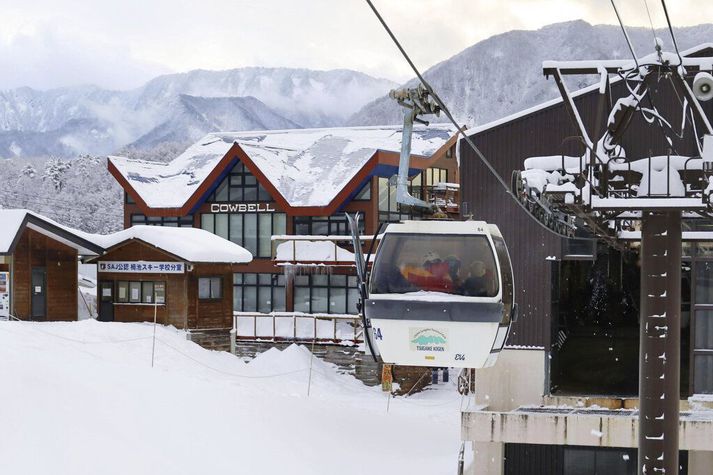 Mennirnir höfðu verið að skíða í Hakuba Norikura-fjalli í Nagano-héraði. 