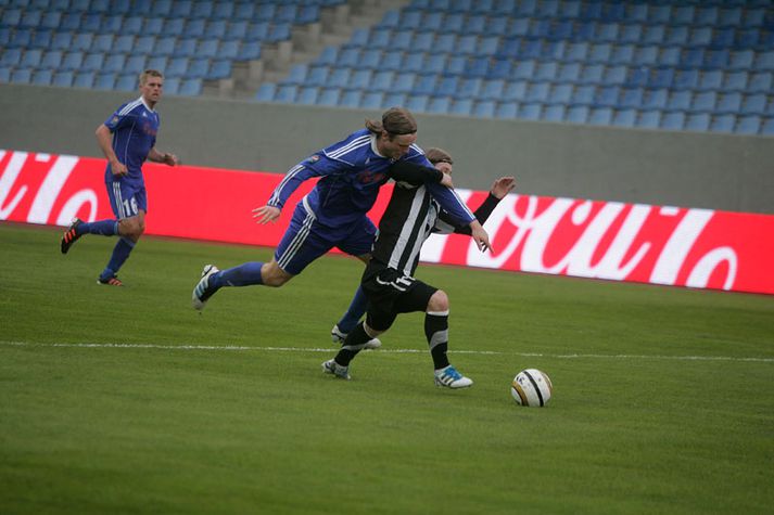 Guðmann Þórisson FH-ingur brýtur hér á Óskari Erni og KR fær víti.