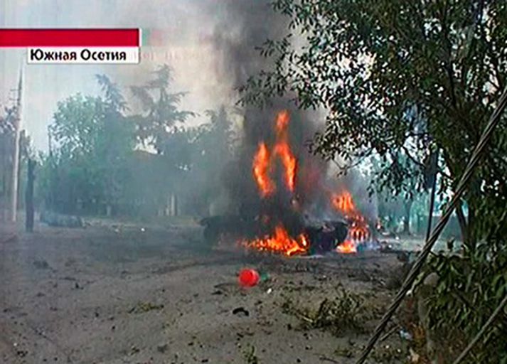 Georgískur skriðdreki brennur.