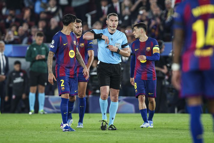 Istvan Kovacs ákvað að gera ekkert í því þegar varnarmaður Atlético handlék boltann. 