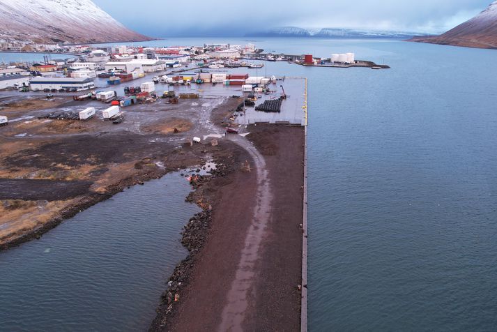 Hér má sjá Sundahöfn á Ísafirði sem verður dýpkuð á næstu mánuðum. Sá hluti hafnarbakkans sem er ómálaður er nýr.