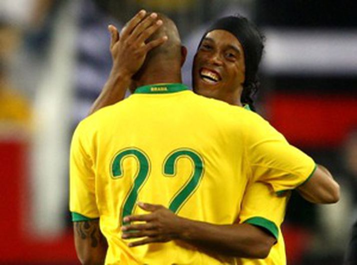 Ronaldinho fagnar marki félaga síns Alfonso Alves