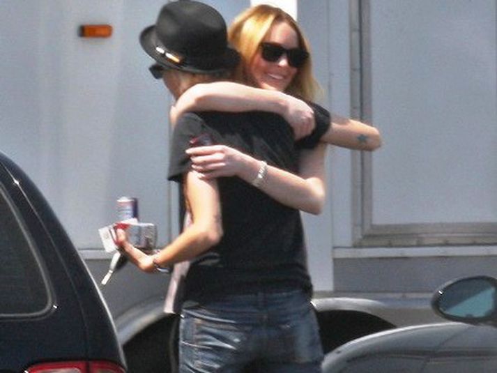 Lindsay Lohan og Samantha Ronson í faðmlögum.