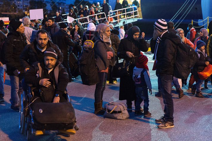 Flóttafólk kemur til Aþenu í Grikklandi frá eyjunum Lesbos og Kíos, þangað sem fólkið sigldi frá Tyrklandi.