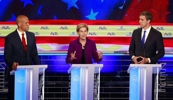 Cory Booker (t.v.), Elizabeth Warren (f.m.) og Beto O'Rourke á kappræðusviðinu í gærkvöldi.