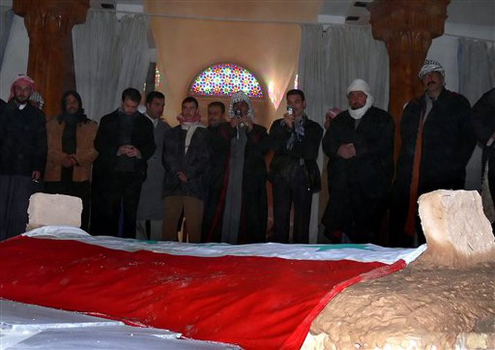 Saddam Hussein var jarðsettur í heimabæ sínum í dögun í morgun að viðstöddum hópi manna.