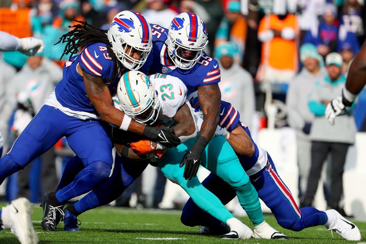 Jeff Wilson reynir að komast í gegnum varnarmenn Buffalo Bills í leiknum í kvöld.