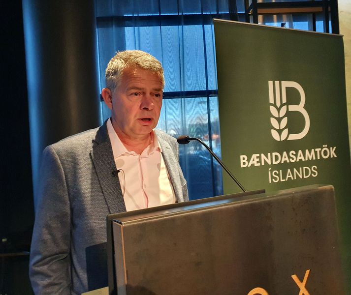 Gunnar Þorgeirsson, formaður Bændasamtakanna, sem spurði “Af hverju má ekki vera öðru hvoru skítalykt á golfvelli” ?
