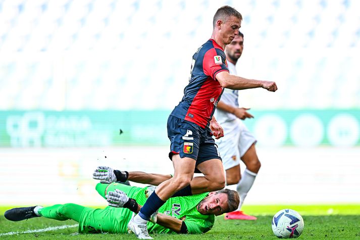 Albert Gupmundsson leikur hér á markvörðu Benevento og skömmu síðar var boltinn í netinu.